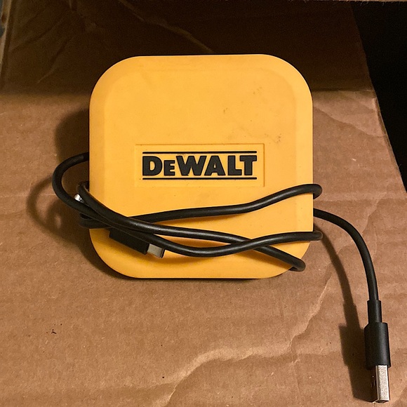 Dewalt Wireless PHONE Charging Pad - Picture 1 of 4